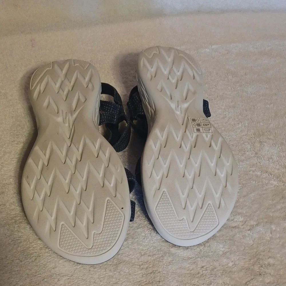 Skechers  GoGa Max sandals women's size 7 blue